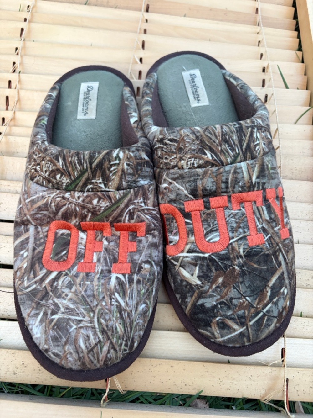 dearfoams Realtree Camo Slip-On Slippers with Orange "OFF DUTY" Embroidery 9/10